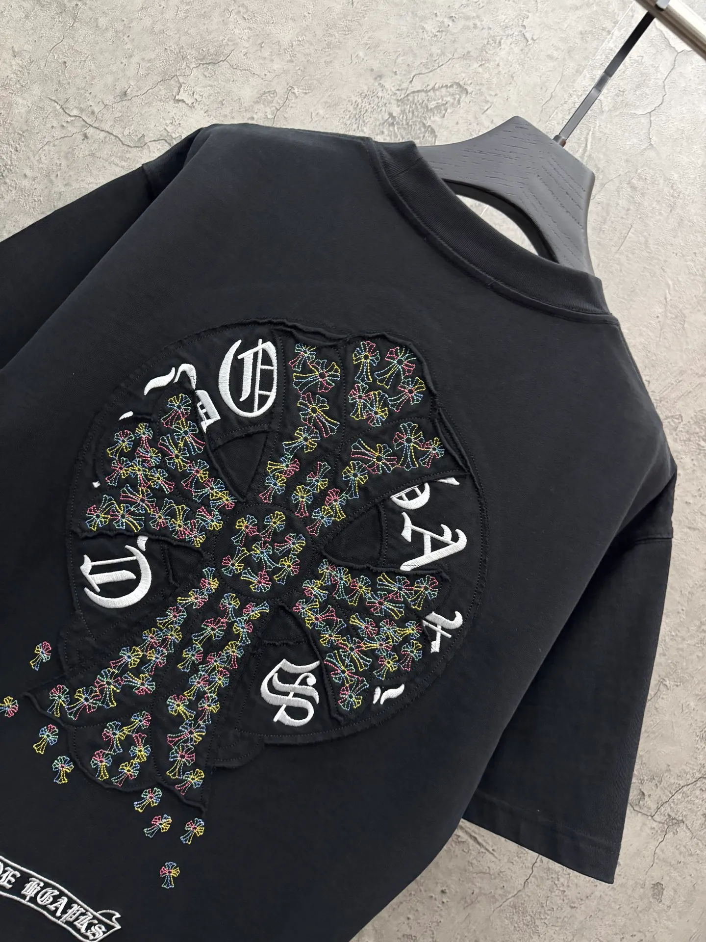 P180 top version, real shot without P, ​​different from market currency) 𝗖𝗵𝗿𝗼𝗺𝗲 𝗛𝗲𝗮𝗿𝘁𝘀/Croxin 2026 spring new original single counter American laser burnt patch embroidered couple short sleeves 👑The highest version! Customized fabric 300 grams, best-selling model at the counter, very comfortable to wear. Accessories: original molded and authenticated collar label ➕ 100% silk wash water label. Genuine purchase-grade original hangtag➕matching hanging rope➕3D hanging beads➕original packaging bag. Craftsmanship: The original version has consistent wiring! The highest version of the armhole matching technique! Color: White Black Size: S M L XL Style No.: 26-2010